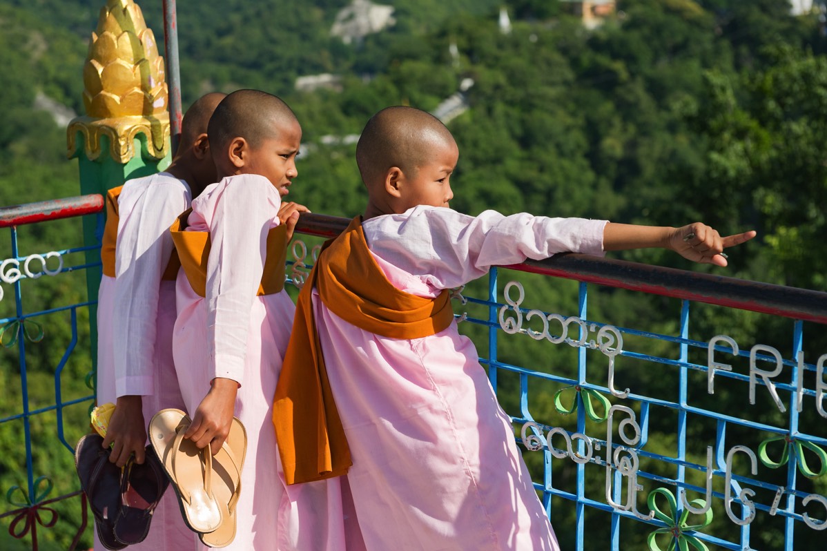 Novice nuns taking in the spectacular views from Soon Oo Pon Nya Shin Pagoda